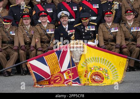 Kronprinz Frederik von Dänemark präsentiert neue Seidenfarben im Namen des Oberst des Regiments, seiner Mutter Königin Margrethe II. Von Dänemark, dem 4. Bataillon, dem königlichen Regiment der Prinzessin von Wales, in der königlichen Artillerie Baracken in London. Foto: Samstag, 22. April 2023. Stockfoto