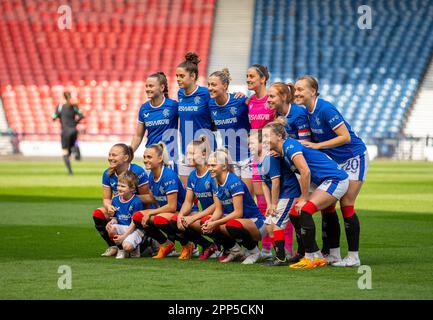 22. April 2023; Hampden Park, Glasgow, Schottland: Womens Scottish Cup Football Semi Final, Rangers WFC versus Motherwell WFC; Rangers Spieler stellen sich auf Stockfoto