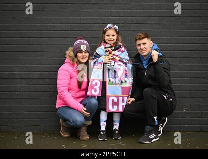 Burnley, Großbritannien. 22. April 2023. Burnley-Fans vor dem Sky Bet Championship-Spiel in Turf Moor, Burnley. Das Bild sollte lauten: Gary Oakley/Sportimage Credit: Sportimage Ltd/Alamy Live News Stockfoto