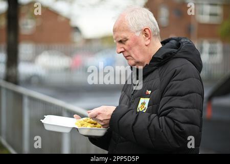 Burnley, Großbritannien. 22. April 2023. Burnley-Fan vor dem Sky Bet Championship-Spiel in Turf Moor, Burnley. Das Bild sollte lauten: Gary Oakley/Sportimage Credit: Sportimage Ltd/Alamy Live News Stockfoto