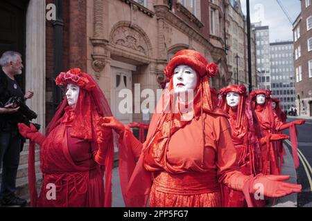 London, Großbritannien. 22. April 2023.. Die aussterbende Rebellion und andere Wahlkampfgruppen setzten sich mit ihrem zweiten viertägigen Protesttag auf dem parlamentsplatz fort. Die Demonstranten würden ihre Maßnahmen verstärken, wenn die britische Regierung ihre beiden Forderungen nach dem Klimawandel nicht bis Dienstag, den 24. April, 5pm Uhr annehmen würde. Die Aktivisten fordern, dass alle Genehmigungen, Finanzierungen und Genehmigungen für neue Öl- und Gasprojekte eingestellt werden und dass „Notversammlungen der Bürger“ zur Bewältigung der Klimakrise ins Leben gerufen werden. Aubrey Fagon/Alamy Live News Stockfoto