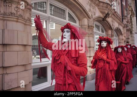 London, Großbritannien. 22. April 2023.. Die aussterbende Rebellion und andere Wahlkampfgruppen setzten sich mit ihrem zweiten viertägigen Protesttag auf dem parlamentsplatz fort. Die Demonstranten würden ihre Maßnahmen verstärken, wenn die britische Regierung ihre beiden Forderungen nach dem Klimawandel nicht bis Dienstag, den 24. April, 5pm Uhr annehmen würde. Die Aktivisten fordern, dass alle Genehmigungen, Finanzierungen und Genehmigungen für neue Öl- und Gasprojekte eingestellt werden und dass „Notversammlungen der Bürger“ zur Bewältigung der Klimakrise ins Leben gerufen werden. Aubrey Fagon/Alamy Live News Stockfoto