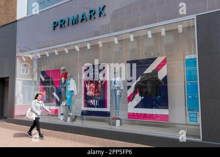 Die Krönung von König Karl III. Schaufenster im Primark Shop, High Street, Southend on Sea, Essex, Großbritannien. Stockfoto