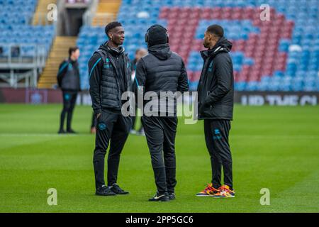 Burnley, Großbritannien. 22. April 2023Queens die Spieler der Park Rangers besichtigen das Spielfeld während des Sky Bet Championship-Spiels zwischen Burnley und Queens Park Rangers im Turf Moor, Burnley, am Samstag, den 22. April 2023. (Foto: Mike Morese | MI News) Guthaben: MI News & Sport /Alamy Live News Stockfoto