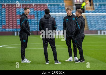 Burnley, Großbritannien. 22. April 2023Queens die Spieler der Park Rangers besichtigen das Spielfeld während des Sky Bet Championship-Spiels zwischen Burnley und Queens Park Rangers im Turf Moor, Burnley, am Samstag, den 22. April 2023. (Foto: Mike Morese | MI News) Guthaben: MI News & Sport /Alamy Live News Stockfoto