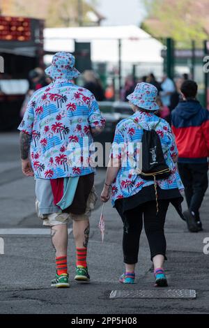 Twickenham, London, Großbritannien. 22. April 2023. Harlequins-Fans begeben sich vor dem Gallagher Premiership Rugby-Spiel zwischen Harlequins und Bath Rugby am 22. April 2023 im Twickenham Stadium, Twickenham, Großbritannien, vor das Stadion. Foto: Grant Winter. Nur redaktionelle Verwendung, Lizenz für kommerzielle Verwendung erforderlich. Keine Verwendung bei Wetten, Spielen oder Veröffentlichungen von Clubs/Ligen/Spielern. Kredit: UK Sports Pics Ltd/Alamy Live News Stockfoto