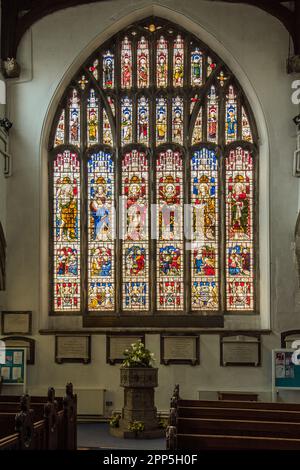 Das West-Buntglasfenster in der All Saints' Church of England in Stamford, Lincolnshire, England. Es ist ein denkmalgeschütztes Gebäude. Stockfoto