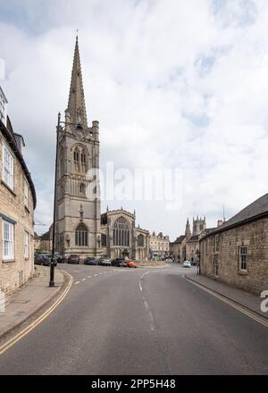 All Saints' Church , Church of England, befindet sich in Stamford, Lincolnshire, England auf der Nordseite des Red Lion Square. Es ist ein denkmalgeschütztes Gebäude der Kategorie I. Stockfoto