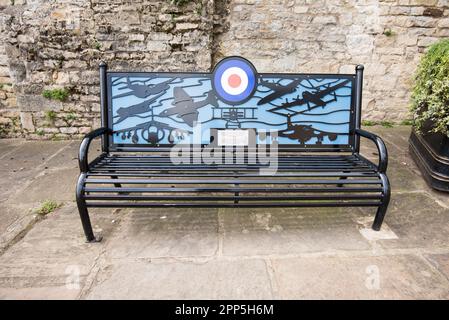 Diese RAF-Sitzbank neben der Burg bleibt Stamford und erinnert an den 100. Jahrestag des Ersten Weltkriegs, der Royal Air Force und der RAF Wittering. Stockfoto