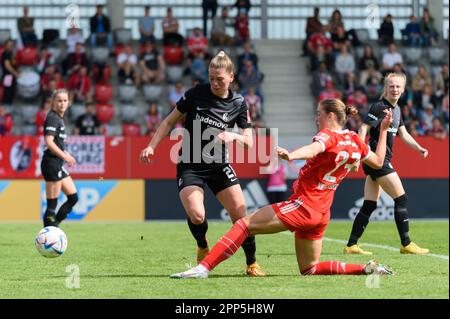 Samantha Steuerwald (21 SC Freiburg) und Karolina Lea Vilhjalmsdottir (23 FC Bayern München) während des Flyeralarm Frauen Bundesliga Spiels zwischen FC Bayern München und SC Freiburg am FC Bayern Campus Deutschland. (Sven Beyrich/SPP) Stockfoto