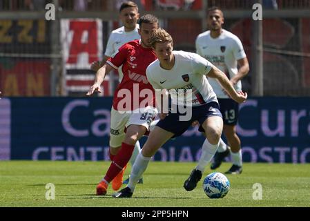 Renato Curi Stadion, Perugia, Italien, 22. April 2023, Brescianini marco (n.04 perugia calcio) gegen capezzi leonardo (n.82 perugia calcio) während des Spiels AC Perugia gegen Cosenza Calcio - italienischer Fußball der Serie B. Stockfoto