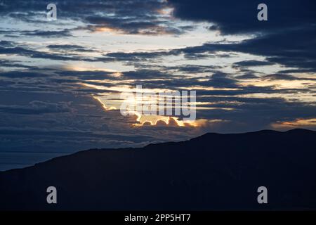 Ein wunderschöner bewölkter Sonnenuntergang über dem Titicacasee, von der Isla del Sol, Bolivien aus gesehen Stockfoto