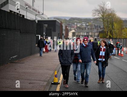 Burnley, Großbritannien. 22. April 2023. Burnley-Fans vor dem Sky Bet Championship-Spiel in Turf Moor, Burnley. Das Bild sollte lauten: Gary Oakley/Sportimage Credit: Sportimage Ltd/Alamy Live News Stockfoto