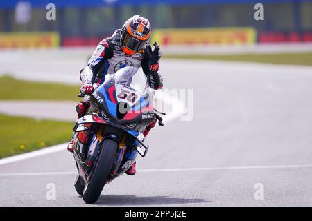 ASSEN, NIEDERLANDE – APRIL 22: Michael van der Mark der Niederlande und das ROKIT BMW Motorrad WorldSBK-Team nach der Teilnahme am WorldSBK-Rennen 1 während der FIM Superbike World Championship Pirelli Dutch Round am 22. April 2023 in Assen, Niederlande (Foto von Andre Weening/Orange Pictures) Stockfoto