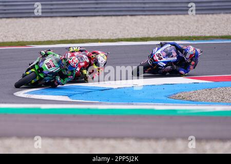 ASSEN, NIEDERLANDE - APRIL 22: Jonathan Rea aus Großbritannien und Kawasaki Racing Team WorldSBK, Alvaro Bautista aus Spanien und Aruba.it Racing - Ducati, Toprak Razgatlioglu aus der Türkei und Pata Yamaha Prometeon WorldSBK, die während des WorldSBK-Rennens 1 während der FIM Superbike World Championship Pirelli Dutch Round am 22. April 2023 in Assen, Niederlande (Foto: Andre Weening/Orange Pictures) Stockfoto