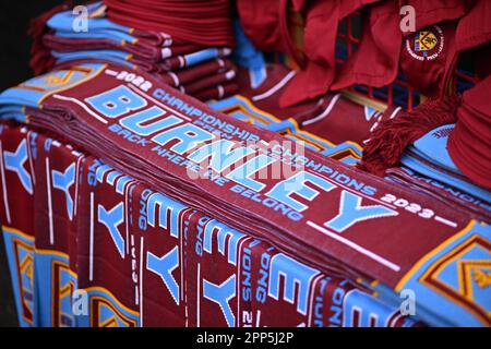 Burnley, Großbritannien. 22. April 2023. Burnley Champion Schals vor dem Sky Bet Championship-Spiel in Turf Moor, Burnley. Das Bild sollte lauten: Gary Oakley/Sportimage Credit: Sportimage Ltd/Alamy Live News Stockfoto