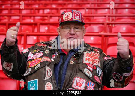 Ein Nottingham Forest-Fan vor dem Premier League-Spiel Liverpool vs Nottingham Forest in Anfield, Liverpool, Großbritannien, 22. April 2023 (Foto: Steve Flynn/News Images) Stockfoto