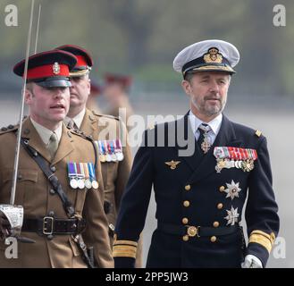 Woolwich, London, Großbritannien. 22. April 2023. 4. Bataillon das königliche Regiment der Prinzessin von Wales erhält seine erste Reihe von Farben (zeremonielle Regimentalflaggen) in den Royal Artillery Barracks, London, Großbritannien. In Anwesenheit von Prinz Frederik, Prinz von Dänemark, als kommissarischer Oberbefehlshaber des Regiments. Kredit: Malcolm Park/Alamy Live News Stockfoto