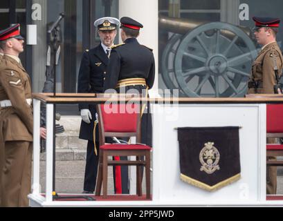 Woolwich, London, Großbritannien. 22. April 2023. 4. Bataillon das königliche Regiment der Prinzessin von Wales erhält seine erste Reihe von Farben (zeremonielle Regimentalflaggen) in den Royal Artillery Barracks, London, Großbritannien. In Anwesenheit von Prinz Frederik, Prinz von Dänemark, als kommissarischer Oberbefehlshaber des Regiments. Kredit: Malcolm Park/Alamy Live News Stockfoto