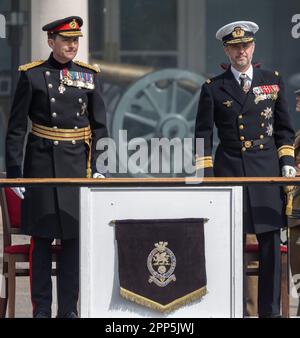 Woolwich, London, Großbritannien. 22. April 2023. 4. Bataillon das königliche Regiment der Prinzessin von Wales erhält seine erste Reihe von Farben (zeremonielle Regimentalflaggen) in den Royal Artillery Barracks, London, Großbritannien. In Anwesenheit von Prinz Frederik, Prinz von Dänemark, als kommissarischer Oberbefehlshaber des Regiments. Kredit: Malcolm Park/Alamy Live News Stockfoto