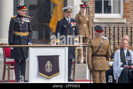 Woolwich, London, Großbritannien. 22. April 2023. 4. Bataillon das königliche Regiment der Prinzessin von Wales erhält seine erste Reihe von Farben (zeremonielle Regimentalflaggen) in den Royal Artillery Barracks, London, Großbritannien. In Anwesenheit von Prinz Frederik, Prinz von Dänemark, als kommissarischer Oberbefehlshaber des Regiments. Kredit: Malcolm Park/Alamy Live News Stockfoto