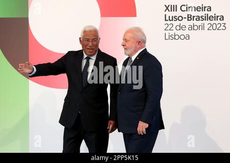 Lissabon, Portugal. 22. April 2023. Der portugiesische Premierminister Antonio Costa (L ) begrüßt den brasilianischen Präsidenten Luiz Inacio Lula da Silva während des XIII. Gipfels Luso - Brasilien am Centro Cultural de Belem in Lissabon, Portugal, am 22. April 2023. (Kreditbild: © Pedro Fiuza/ZUMA Press Wire) NUR REDAKTIONELLE VERWENDUNG! Nicht für den kommerziellen GEBRAUCH! Stockfoto