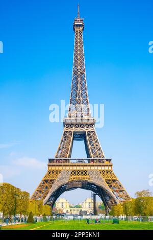 Eiffelturm am sonnigen Frühlingstag. Blick vom grünen Rasen auf die Champs de Mars. Paris, Frankreich Stockfoto