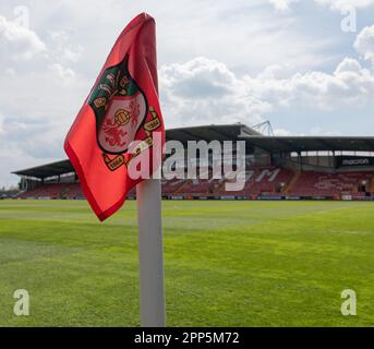 Wrexham, Wrexham County Borough, Wales. 22. April 2023 Der Rennplatz ist bereit für den Anstoß, während des Wrexham Association Football Club V Boreham Wood Football Club auf dem Rennplatz in der Vanarama National League. (Bild: ©Cody Froggatt/Alamy Live News) Stockfoto