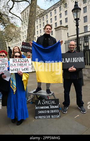 Downing Street, London, Großbritannien. 22. April 2023. Die Kundgebung der ukrainischen Gegenseite "Not our war" ist eine russische Propagandistenbewegung in London. Die Ukraine braucht mehr Waffen. Wir brauchen Luftabwehr. Wir brauchen deine Hilfe. Wenn Russland die Waffen ausgehen, wird es keinen Krieg mehr gegenüber der Downing Street geben. Kredit: Siehe Li/Picture Capital/Alamy Live News Stockfoto