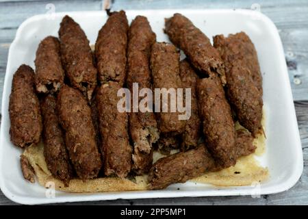 Arabische Küche traditionelle Lebensmittel Rindfleisch Kofta, Kebab und Tarb Kofta, die Hackfleisch in Lammfett Holzkohle verpackt gegrillt und serviert auf Fladenbrot, o Stockfoto