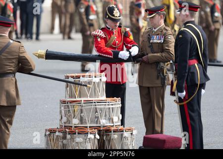 Woolwich, London, Großbritannien. 22. April 2023. 4. Bataillon das königliche Regiment der Prinzessin von Wales erhält seine erste Reihe von Farben (zeremonielle Regimentalflaggen) in den Royal Artillery Barracks, London, Großbritannien. In Anwesenheit von Prinz Frederick, Prinz von Dänemark, als kommissarischer Oberbefehlshaber des Regiments. Kredit: Malcolm Park/Alamy Live News Stockfoto