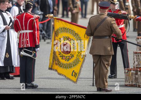 Woolwich, London, Großbritannien. 22. April 2023. 4. Bataillon das königliche Regiment der Prinzessin von Wales erhält seine erste Reihe von Farben (zeremonielle Regimentalflaggen) in den Royal Artillery Barracks, London, Großbritannien. In Anwesenheit von Prinz Frederick, Prinz von Dänemark, als kommissarischer Oberbefehlshaber des Regiments. Kredit: Malcolm Park/Alamy Live News Stockfoto