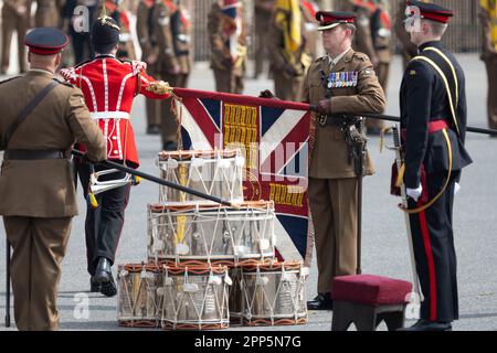 Woolwich, London, Großbritannien. 22. April 2023. 4. Bataillon das königliche Regiment der Prinzessin von Wales erhält seine erste Reihe von Farben (zeremonielle Regimentalflaggen) in den Royal Artillery Barracks, London, Großbritannien. In Anwesenheit von Prinz Frederick, Prinz von Dänemark, als kommissarischer Oberbefehlshaber des Regiments. Kredit: Malcolm Park/Alamy Live News Stockfoto