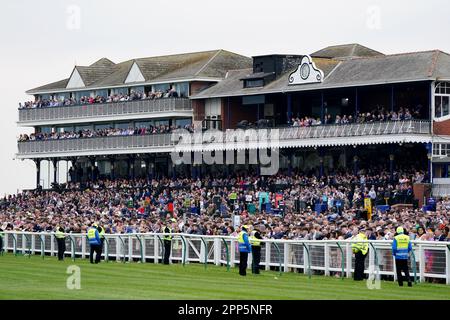 Ein allgemeiner Blick auf die Grandstand während des Coral Scottish Grand National Festivals auf der Ayr Racecourse. Foto: Samstag, 22. April 2023. Stockfoto