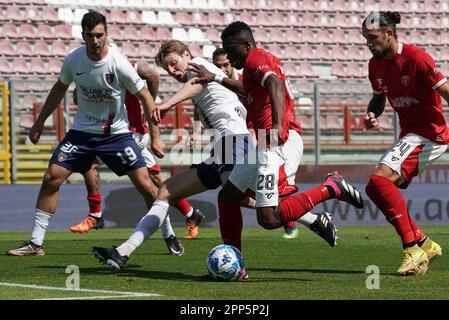 Perugia, Italien. 22. April 2023. Renato Curi Stadion, Perugia, Italien, 22. April 2023, Kouan oulai christian ‚k. oulai‘ (n.28 perugia calcio)&#XA; V brescianini marco (n.04 perugia calcio) während AC Perugia vs Cosenza Calcio - italienischer Fußball Serie B Spielstand: Live Media Publishing Group/Alamy Live News Stockfoto