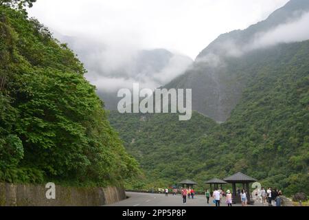 Touristen besuchen die grüne Schlucht der Taroko-Berge im Taroko-Nationalpark, einem sehr berühmten Reiseziel in Hualien, Taiwan Stockfoto