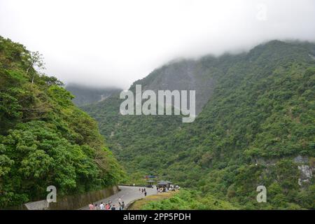 Touristen besuchen die grüne Schlucht der Taroko-Berge im Taroko-Nationalpark, einem sehr berühmten Reiseziel in Hualien, Taiwan Stockfoto