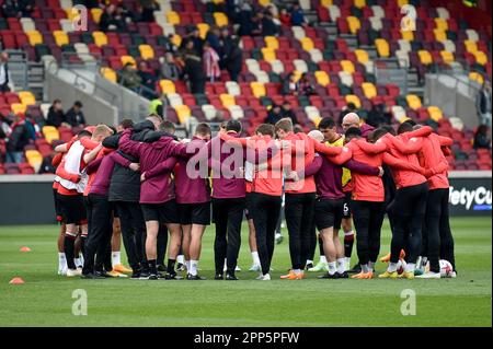 London, Großbritannien. 22. April 2023London, Großbritannien. 22. April 2023. Brentford trifft sich am 22. April 2023 vor dem Spiel der Premier League zwischen Brentford und Aston Villa im GTECH Community Stadium in London, England. Foto von Phil Hutchinson. Nur redaktionelle Verwendung, Lizenz für kommerzielle Verwendung erforderlich. Keine Verwendung bei Wetten, Spielen oder Veröffentlichungen von Clubs/Ligen/Spielern. Kredit: UK Sports Pics Ltd/Alamy Live News Stockfoto