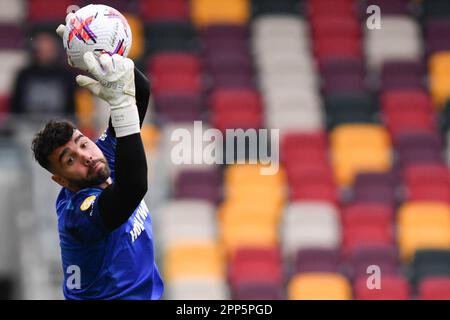 London, Großbritannien. 22. April 2023London, Großbritannien. 22. April 2023. David Raya Martin vom FC Brentford wärmt sich vor dem Spiel der Premier League zwischen Brentford und Aston Villa im GTECH Community Stadium, London, England, am 22. April 2023 auf. Foto von Phil Hutchinson. Nur redaktionelle Verwendung, Lizenz für kommerzielle Verwendung erforderlich. Keine Verwendung bei Wetten, Spielen oder Veröffentlichungen von Clubs/Ligen/Spielern. Kredit: UK Sports Pics Ltd/Alamy Live News Stockfoto