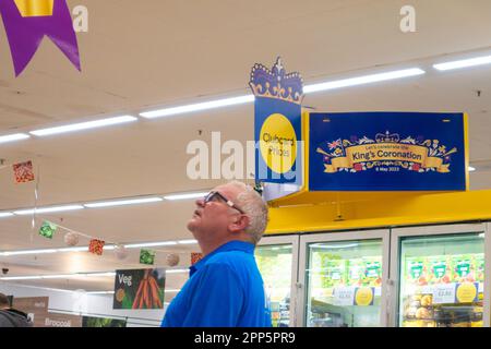 Ashford, Kent, Großbritannien. 22. April 2023. Die Krönung des Königs mit Bannern in Tesco. Fotograf: Paul Lawrenson, Fotograf: PAL News/Alamy Live News Stockfoto