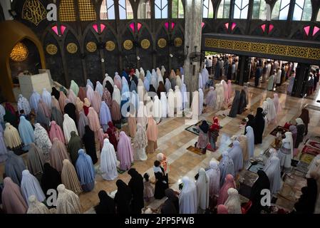 Bangkok, Thailand. 22. April 2023. Muslimische Gläubige versammeln sich, führen Eid al-Fitr (01 Shawwal 1444) Morgengebete in der Stiftung des Islamischen Zentrums von Thailand, der größten Moschee in Bangkok, auf. Eid al-Fitr ist der wichtigste im Islam. Es wird gefeiert, als die Moslems im Monat Ramadan einen ganzen Monat fasten. (Foto von Teera Noisakran/Pacific Press) Kredit: Pacific Press Media Production Corp./Alamy Live News Stockfoto