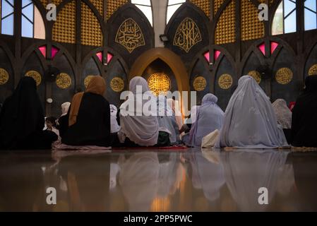 Bangkok, Thailand. 22. April 2023. Muslimische Gläubige versammeln sich, führen Eid al-Fitr (01 Shawwal 1444) Morgengebete in der Stiftung des Islamischen Zentrums von Thailand, der größten Moschee in Bangkok, auf. Eid al-Fitr ist der wichtigste im Islam. Es wird gefeiert, als die Moslems im Monat Ramadan einen ganzen Monat fasten. (Foto von Teera Noisakran/Pacific Press) Kredit: Pacific Press Media Production Corp./Alamy Live News Stockfoto