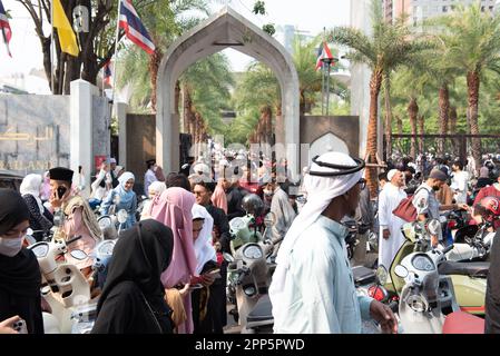 Bangkok, Thailand. 22. April 2023. Muslimische Gläubige versammeln sich, führen Eid al-Fitr (01 Shawwal 1444) Morgengebete in der Stiftung des Islamischen Zentrums von Thailand, der größten Moschee in Bangkok, auf. Eid al-Fitr ist der wichtigste im Islam. Es wird gefeiert, als die Moslems im Monat Ramadan einen ganzen Monat fasten. (Foto von Teera Noisakran/Pacific Press) Kredit: Pacific Press Media Production Corp./Alamy Live News Stockfoto