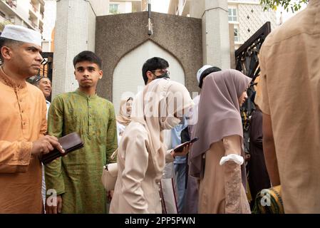 Bangkok, Thailand. 22. April 2023. Muslimische Gläubige versammeln sich, führen Eid al-Fitr (01 Shawwal 1444) Morgengebete in der Stiftung des Islamischen Zentrums von Thailand, der größten Moschee in Bangkok, auf. Eid al-Fitr ist der wichtigste im Islam. Es wird gefeiert, als die Moslems im Monat Ramadan einen ganzen Monat fasten. (Foto von Teera Noisakran/Pacific Press) Kredit: Pacific Press Media Production Corp./Alamy Live News Stockfoto