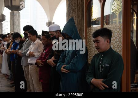 Bangkok, Thailand. 22. April 2023. Muslimische Gläubige versammeln sich, führen Eid al-Fitr (01 Shawwal 1444) Morgengebete in der Stiftung des Islamischen Zentrums von Thailand, der größten Moschee in Bangkok, auf. Eid al-Fitr ist der wichtigste im Islam. Es wird gefeiert, als die Moslems im Monat Ramadan einen ganzen Monat fasten. (Foto von Teera Noisakran/Pacific Press) Kredit: Pacific Press Media Production Corp./Alamy Live News Stockfoto