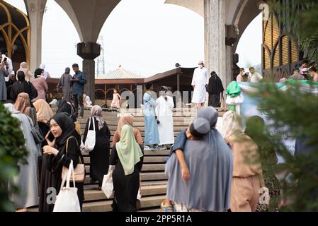 Bangkok, Thailand. 22. April 2023. Muslimische Gläubige versammeln sich, führen Eid al-Fitr (01 Shawwal 1444) Morgengebete in der Stiftung des Islamischen Zentrums von Thailand, der größten Moschee in Bangkok, auf. Eid al-Fitr ist der wichtigste im Islam. Es wird gefeiert, als die Moslems im Monat Ramadan einen ganzen Monat fasten. (Foto von Teera Noisakran/Pacific Press) Kredit: Pacific Press Media Production Corp./Alamy Live News Stockfoto