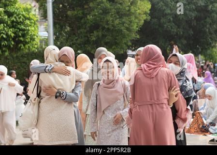 Bangkok, Thailand. 22. April 2023. Muslimische Gläubige versammeln sich, führen Eid al-Fitr (01 Shawwal 1444) Morgengebete in der Stiftung des Islamischen Zentrums von Thailand, der größten Moschee in Bangkok, auf. Eid al-Fitr ist der wichtigste im Islam. Es wird gefeiert, als die Moslems im Monat Ramadan einen ganzen Monat fasten. (Foto von Teera Noisakran/Pacific Press) Kredit: Pacific Press Media Production Corp./Alamy Live News Stockfoto