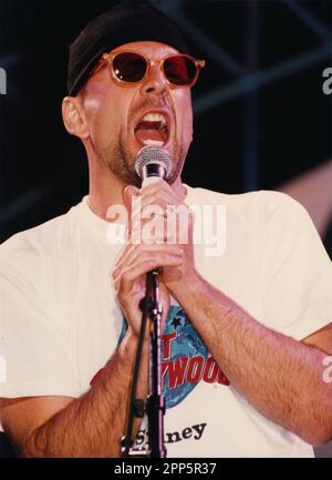 Bruce Willis amerikanischer Filmstar und hollywood-Star singen bei der Eröffnung des Planet Hollywood Sydney in den 1990er Jahren, Sydney Australien Stockfoto