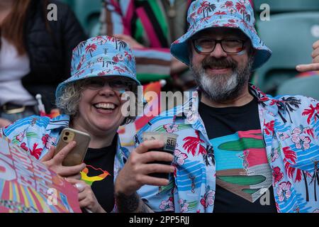 Twickenham, London, Großbritannien. 22. April 2023. Fans des Gallagher Premiership Rugby-Spiels zwischen Harlequins und Bath Rugby im Twickenham Stadium, Twickenham, Großbritannien, am 22. April 2023. Foto: Grant Winter. Nur redaktionelle Verwendung, Lizenz für kommerzielle Verwendung erforderlich. Keine Verwendung bei Wetten, Spielen oder Veröffentlichungen von Clubs/Ligen/Spielern. Kredit: UK Sports Pics Ltd/Alamy Live News Stockfoto