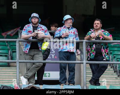 Twickenham, London, Großbritannien. 22. April 2023. Fans des Gallagher Premiership Rugby-Spiels zwischen Harlequins und Bath Rugby im Twickenham Stadium, Twickenham, Großbritannien, am 22. April 2023. Foto: Grant Winter. Nur redaktionelle Verwendung, Lizenz für kommerzielle Verwendung erforderlich. Keine Verwendung bei Wetten, Spielen oder Veröffentlichungen von Clubs/Ligen/Spielern. Kredit: UK Sports Pics Ltd/Alamy Live News Stockfoto